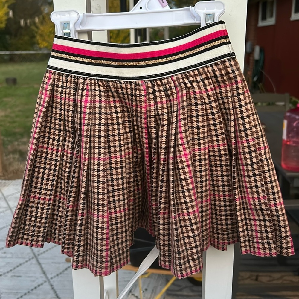 4-5 year old skirt. Runs a bit small due to elastic waist. Great Condition.